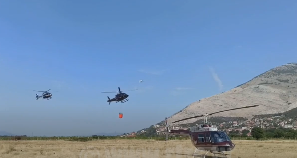 POŽARNA LINIJA DUGA PREKO 20 KILOMETARA: Vatra se približila kućama, helikopteri na terenu (VIDEO)
