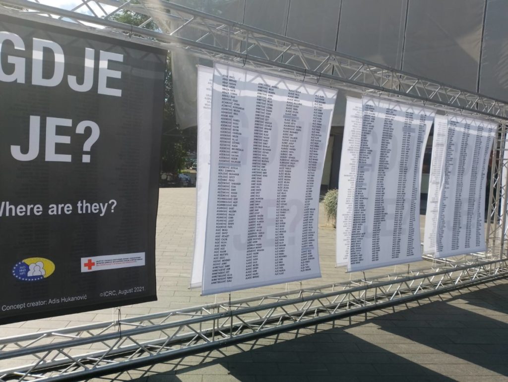 ДОК СЕ ТРАГА ЗА 1.648 СРБА: У центру Бањалуке изложена имена несталих Бошњака