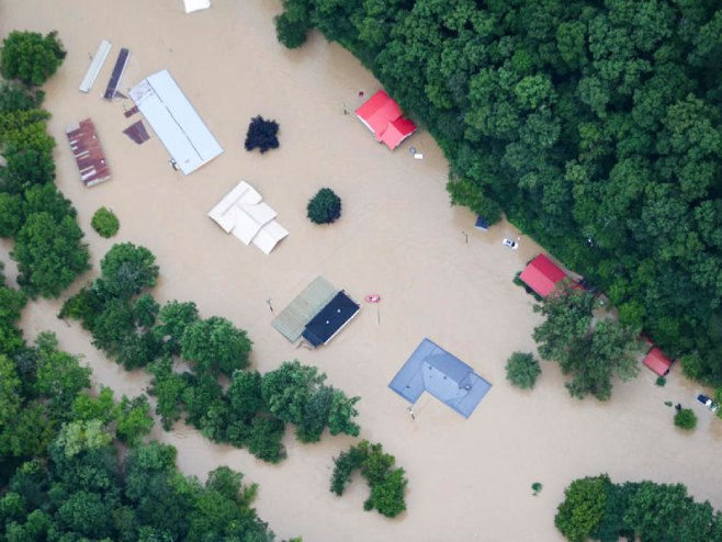 MEĐU STRADALIMA I DJECA: Velike poplave pogodile Kentaki
