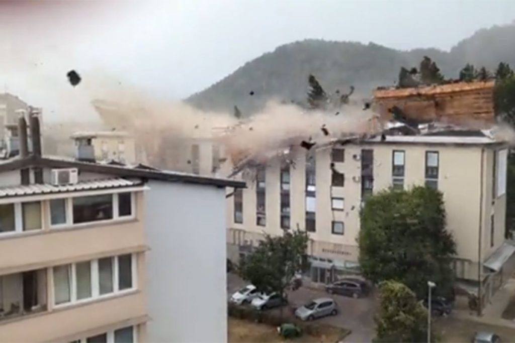 VJETAR ČUPAO DRVEĆE I RUŠIO KROVOVE: Snažno nevrijeme pogodilo Sloveniju (VIDEO)