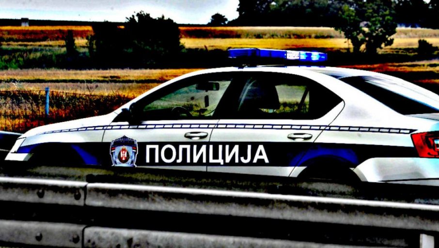 PIJAN SE ZAKUCAO U POLICIJSKO AUTO! Nezapamćena nezgoda u Mladenovcu, alkotestom utvrđen ŠOK!