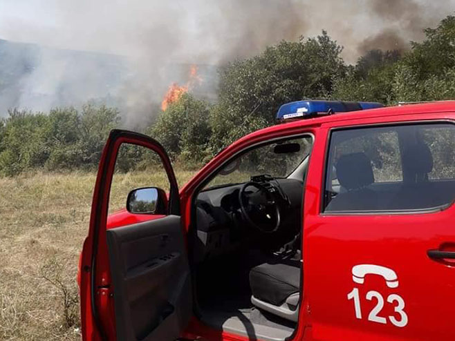 ТРАКТОР СПАШЕН, СИЈЕНО ИЗГОРЈЕЛО: Пожар у требињском селу угасили ватрогасци