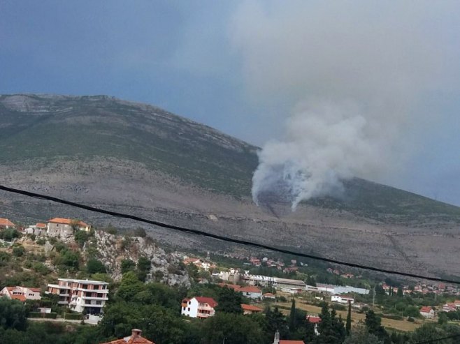 VJETAR OPET RASPLAMSAO VATRU: Požar na Leotaru se širi prema selu Jasen