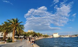 NEMA VIŠE „ŠETKANJA“ U KOSTIMU: Golišavim turistima u Splitu prijeti kazna 150 evra