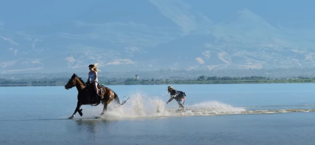NEVJEROVATNO ISKUSTVO: Plivanje i surf sa konjima nova avanturistička atrakcija širom svijeta