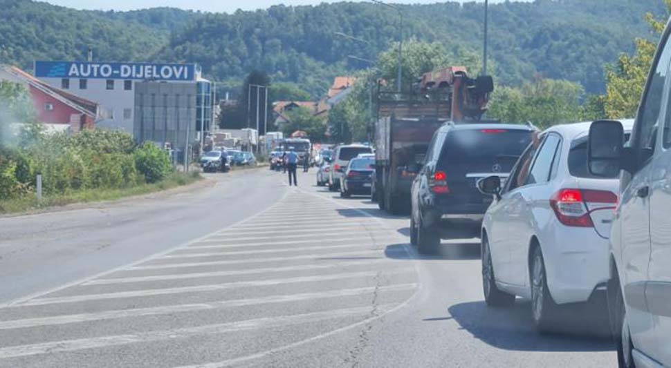 VOZAČI, USPORITE: Na brzom putu kod Prijedorske petlje prosut krupan šljunak