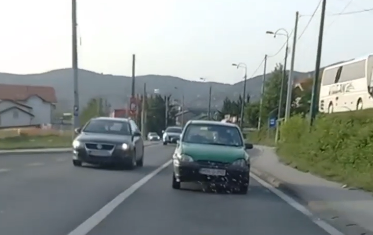 ХИТ СНИМАК: Возио уназад на путу код Сарајева (ВИДЕО)