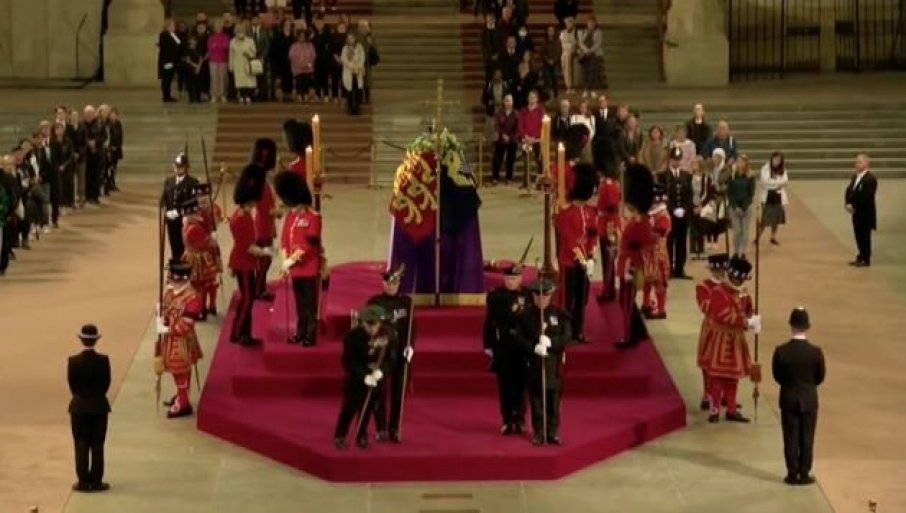 ШОК НА БДЕЊУ: Стражар се срушио поред ковчега краљице Елизабете у Вестминстерском холу
