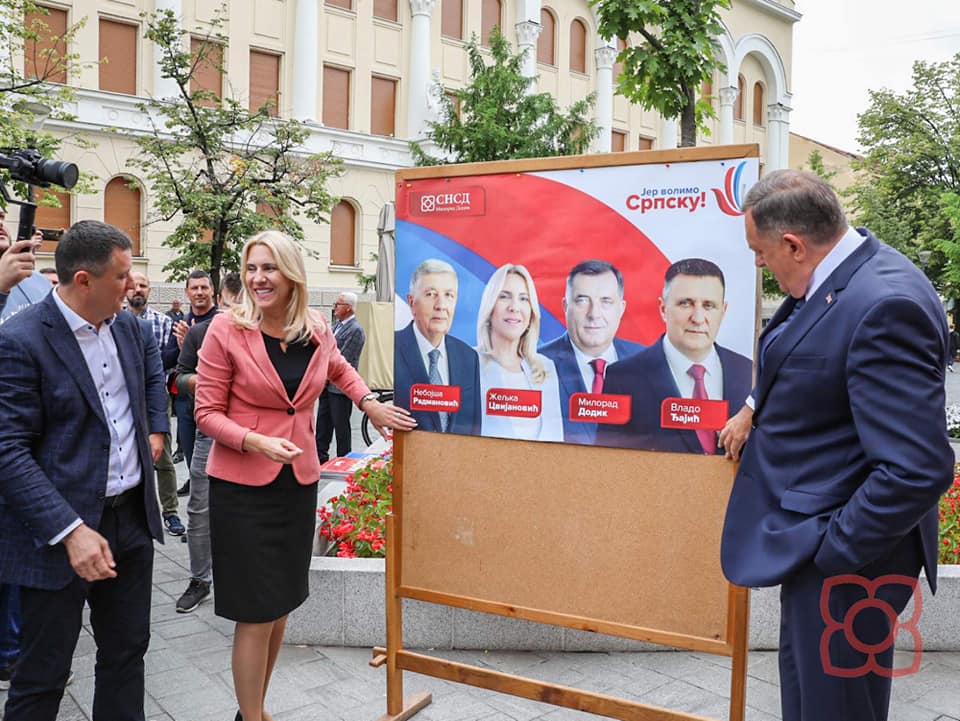 POČELA IZBORNA TRKA: Lijepljenje plakata širom BiH ozvaničilo početak kampanje