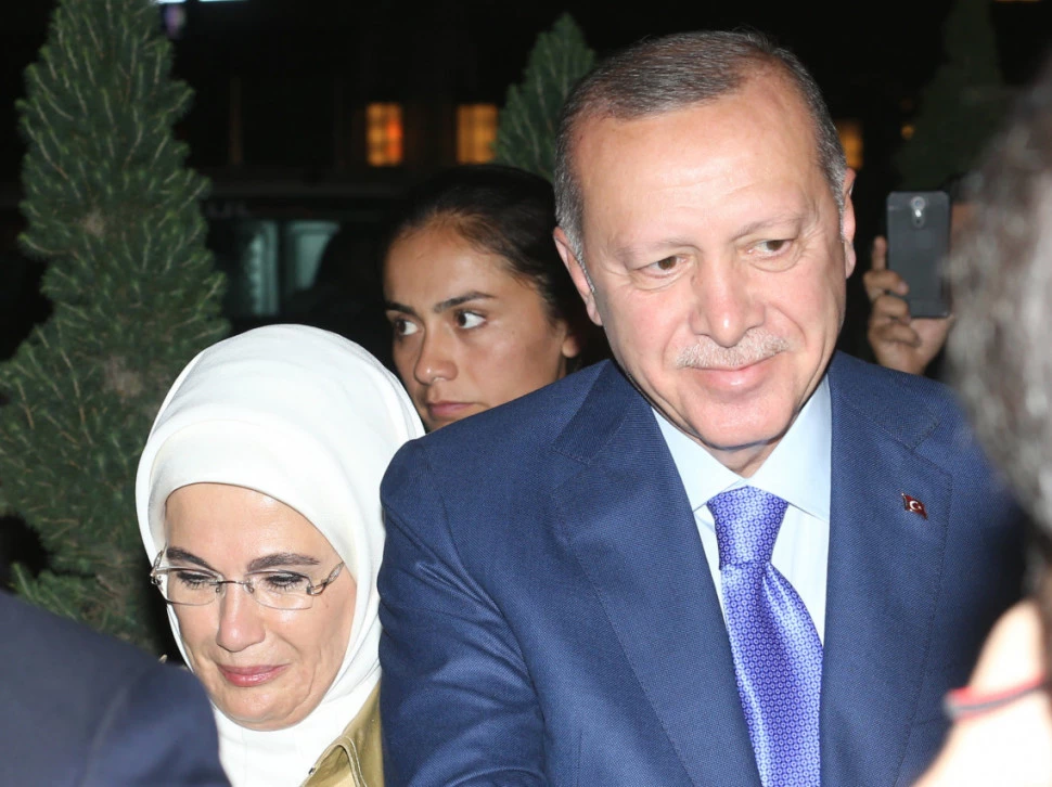 ERDOGANOVA ŽENA: Odbila da se uda pokrivena, rodila 4 djece