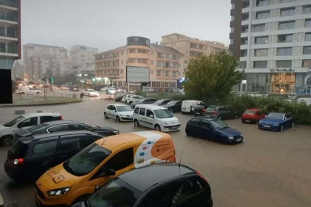 BUDVA POPLAVLJENA: Obilna kiša paralisala centar grada (VIDEO)
