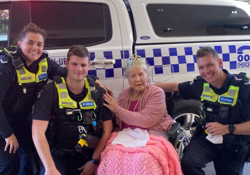 „БИЛА САМ ИЗНЕНАЂЕНА“ Бака је прослављала 100. рођендан када су на прославу упали полицајци и ставили јој лисице (ФОТО)