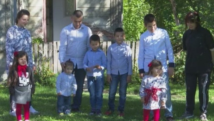 RODITELJIMA SA VIŠE DJECE LIJEŽE 750 KM: Odluka vlade Republike Srpske o pomoći višečlanim porodicama stupila na snagu