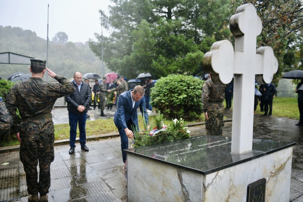 OBILJEŽAVANJE 31 GODINE OD FORMIRANJA DRUGE KRAJIŠKE BRIGADE: Draško Stanivuković položio vijence poginulim borcima (FOTO)