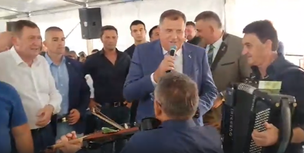 VANREMENSKI HIT: Dodik na Saboru lovaca zapjevao pjesmu Marinka Rokvića