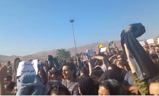 SIJEKU KOSE, PALE HIDŽABE: Protest zbog smrti djevojke (22) koju je u zatvoru pretukla policija (VIDEO)