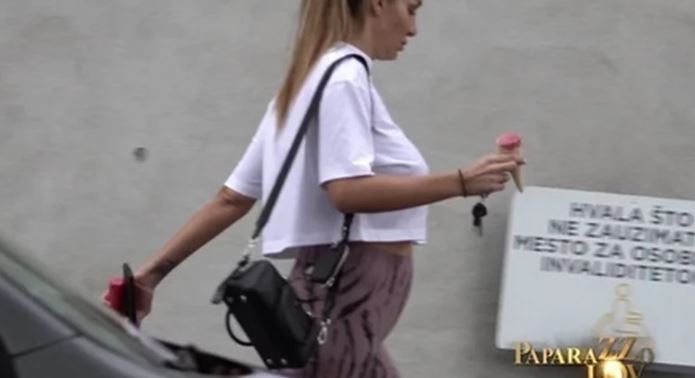 POKAZALA TRUDNIČKI STOMAK: Supruga Slobe Radanovića uhvaćena u šetnji (VIDEO)