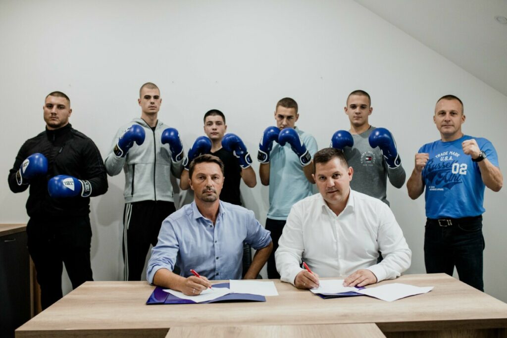ТАКМИЧАРИ ЋЕ МОЋИ УЧЕСТВОВАТИ У НАЦИОНАЛНИМ СЕКЦИЈАМА: Боксерски савези Републике Српске и Србије потписали споразум о сарадњи