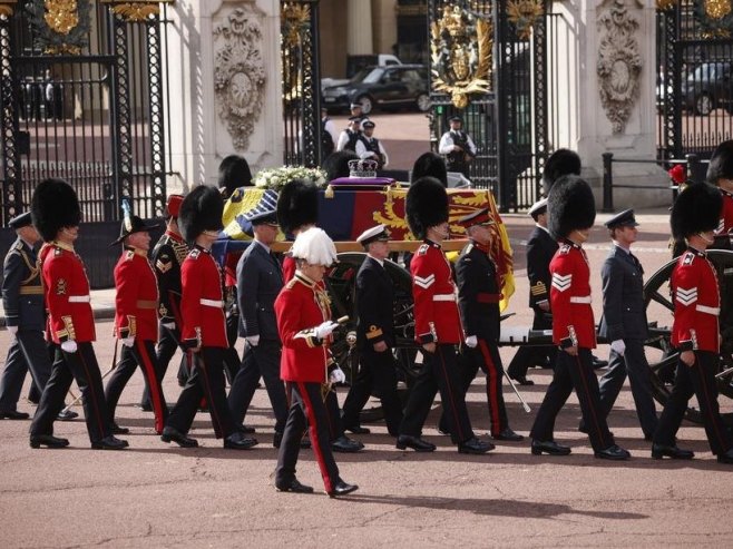 SVEČANI MARŠ: Kovčeg sa tijelom kraljice Elizabete Druge prenesen u Vestminstersku opatiju