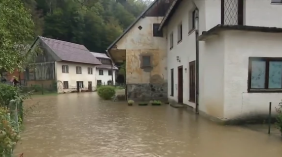 ВАНРЕДНО СТАЊЕ У ХРВАТСКОЈ: Излила се Купа, поплављене куће и путеви (ФОТО)