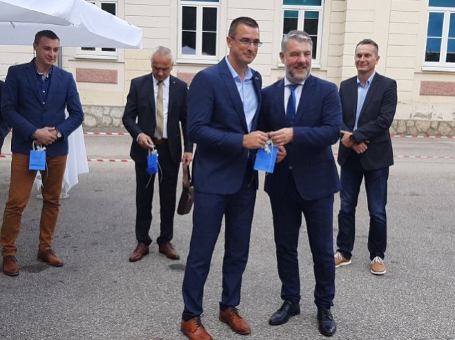 ШЕРАНИЋ УРУЧИО КЉУЧЕВЕ: Прњавор, Дервента и Добој добили по возило за услуге сестринства