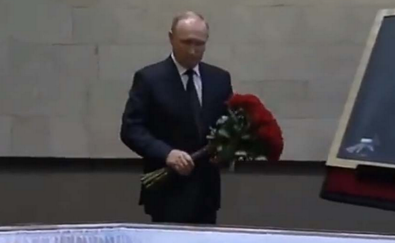 ПОЛОЖИО ЦВИЈЕЋЕ НА КОВЧЕГ: Путин се опростио од Горбачова (ВИДЕО)