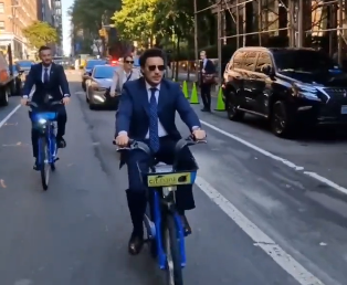 „ЈЕЛ ТАКО ИДЕ НА ПОСАО И У ЦРНОЈ ГОРИ?“ Абазовић у Њујорку на бициклу иде на сједницу УН-а (ВИДЕО)