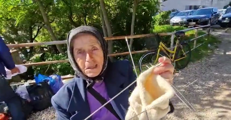 SVAKI DAN SJEDI KOD BANJALUČKE TRŽNICE: Baka Melisa 20 godina plete priglavke (VIDEO)