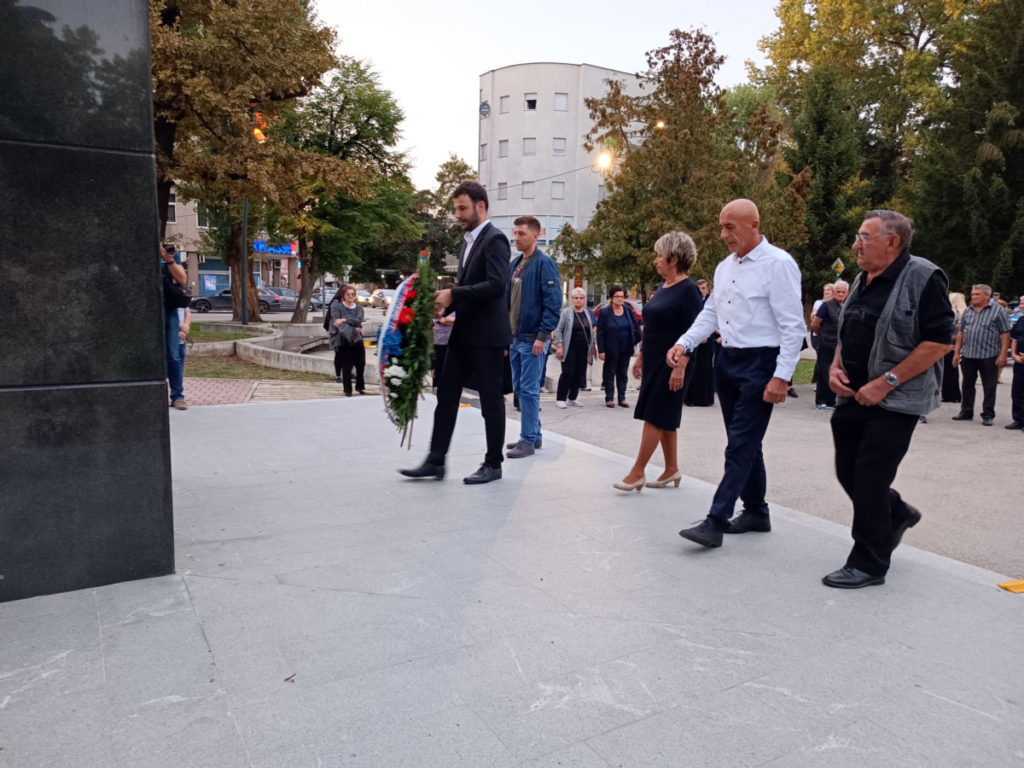OBILJEŽEN DAN NESTALIH I POGINULIH: U Prijedoru položeni vijenci ispred spomen-obilježja „Za krst časni“