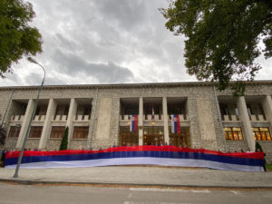 РАЗВИЈЕНА TРОБОЈКА ДУГА 24 МЕTРА: Дрвар је данас обојен бојама српске заставе