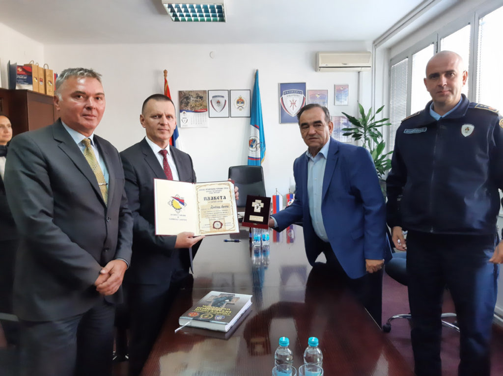 LUKAČU PLAKETA „ZLATNI KRST“: Predstavnici Boračke organizacije ministruzahvalili