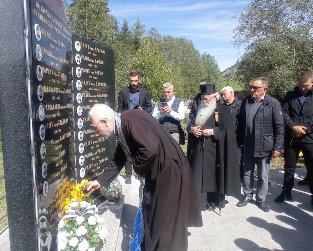 VAŽNO DA NE NAPUŠTAMO NAŠA SELA: Mitropolit Hrizostom na pomenu u selu Bare