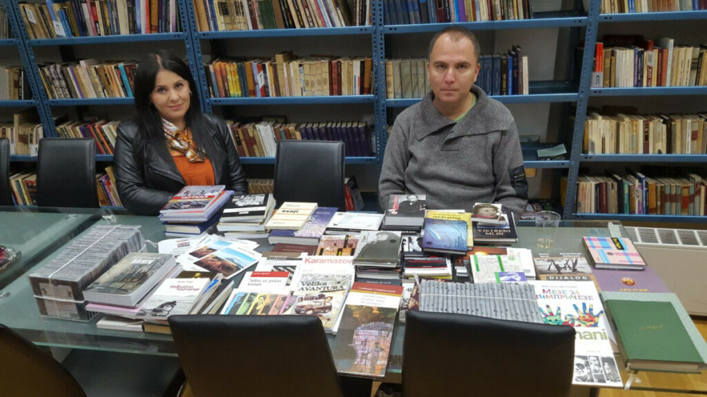ВИКТОР ЛАЗИЋ ПОСЈЕТИО СОКОЛАЦ: Народној библиотеци поклонио 300 књига