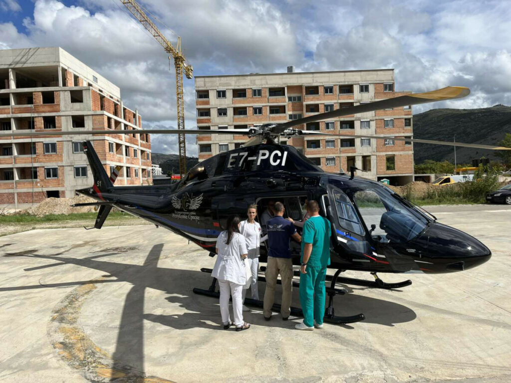 МИСИЈА УСПЈЕЛА: Требињац хитно транспортован хеликоптером у болницу у Бијељини