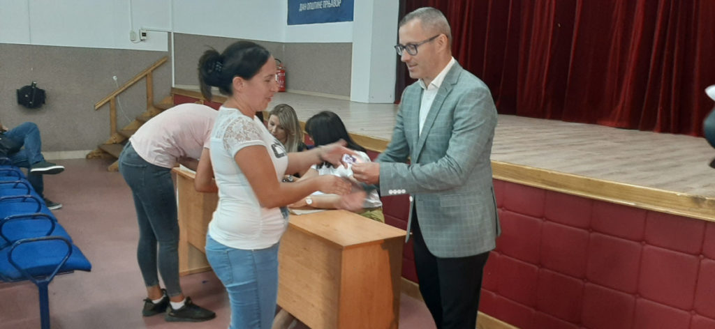 УРУЧЕНО 407 „ПОНОСНИХ КАРТИЦА“: Подршка породицама и повећању наталитета у Прњавору