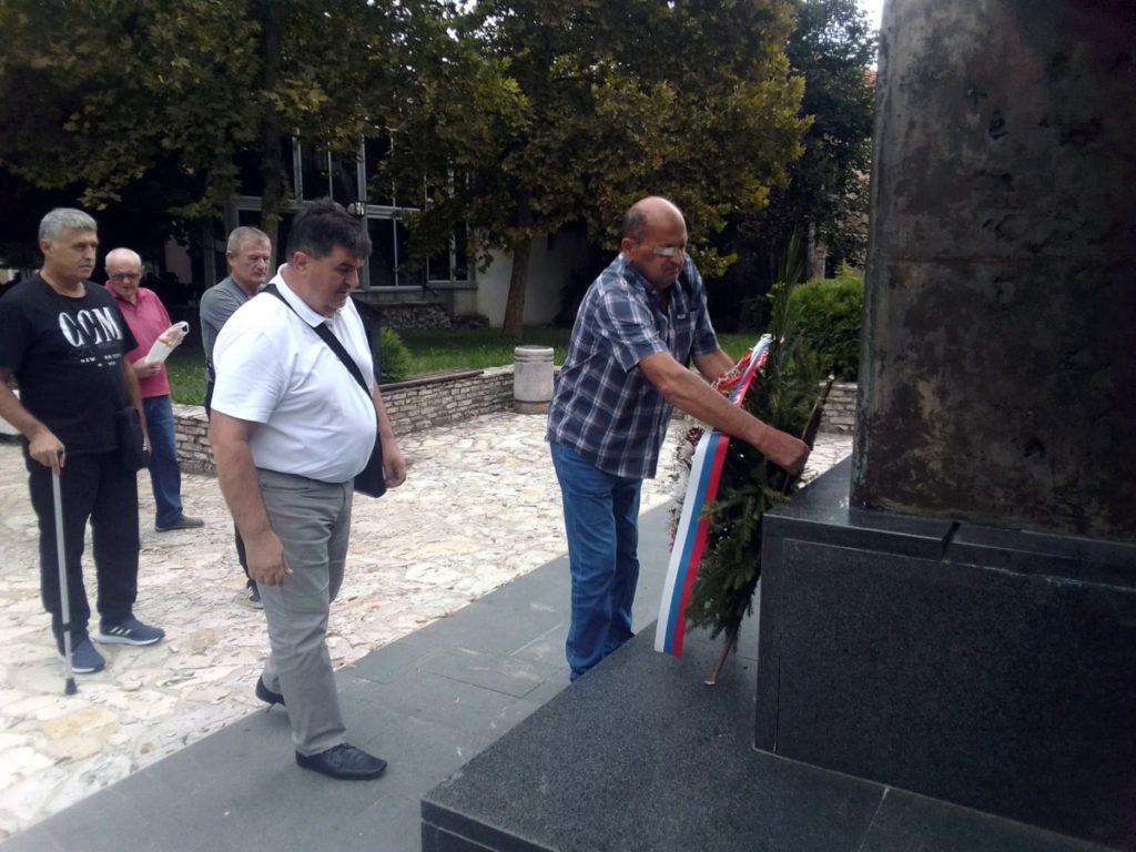 DAN RATNIH VOJNIH INVALIDA: Predstavnici udruženja u Novom Gradu poklonili se spomeniku poginulih boraca VRS