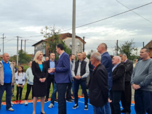 ĐACIMA OMOGUĆENI BOLJI USLOVI: Cvijanovićeva posjetila novi školski teren u Dragočaja