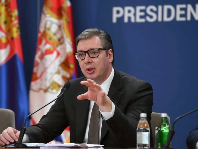 ВУЧИЋ ПОРУЧУЈЕ: У одбрани народа и интереса Србија не жели да се склања