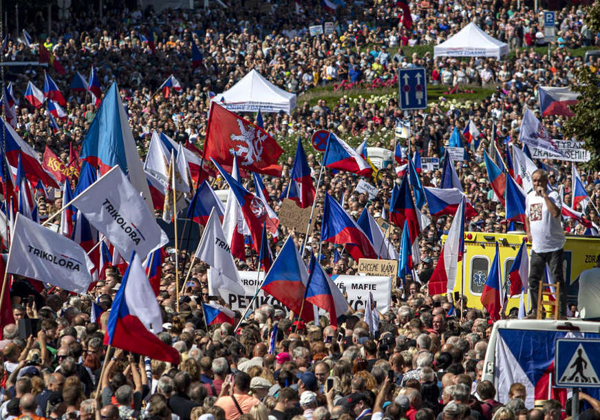 РИЈЕКА ЉУДИ НА УЛИЦАМА: Демонстрације у Чешкој против власти, ЕУ и НАТО
