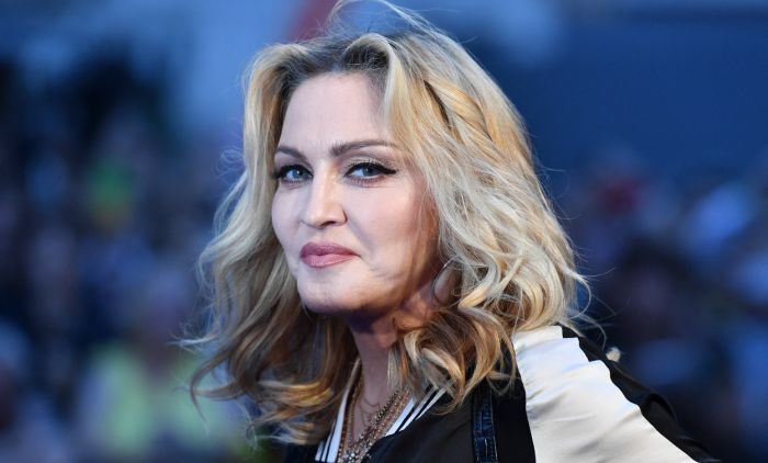 „БИЛО МЕ СРАМОТА СИРОМАШТВА“ Мадона показала успомену са матуре (ФОТО)