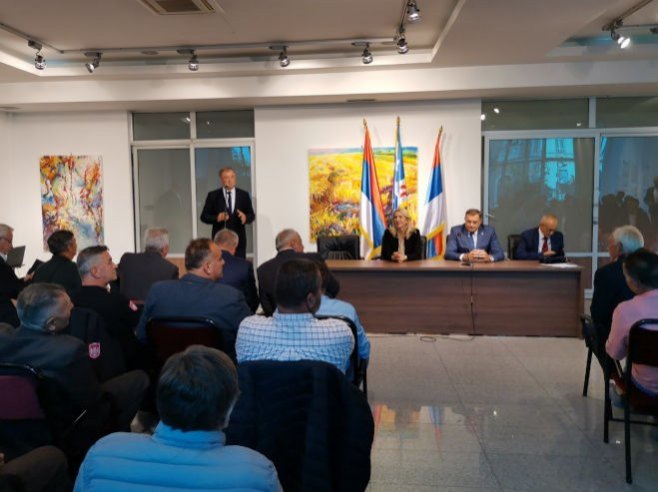 NAJISTAKNUTIJI RATNI KOMANDANTI: Dodik i Cvijanovićeva sa pripadnicma VRS u Bijeljini