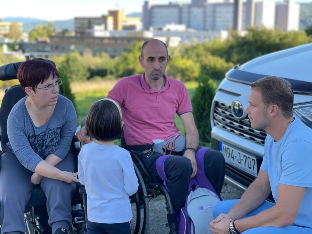 ИДУ БОЉИ ДАНИ ЗА ЈОВИЋЕ: Станивуковић обећао помоћ за пар који је упркос инвалидности добиo дјевојчицу (ФОТО)