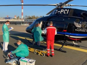 ТРУДНИЦА ХИТНО ТРАНСПОРТОВАНА ИЗ ТРЕБИЊА У БАЊАЛУКУ: Брза реакција Управе за ваздухопловство МУП-а РС спасила живот