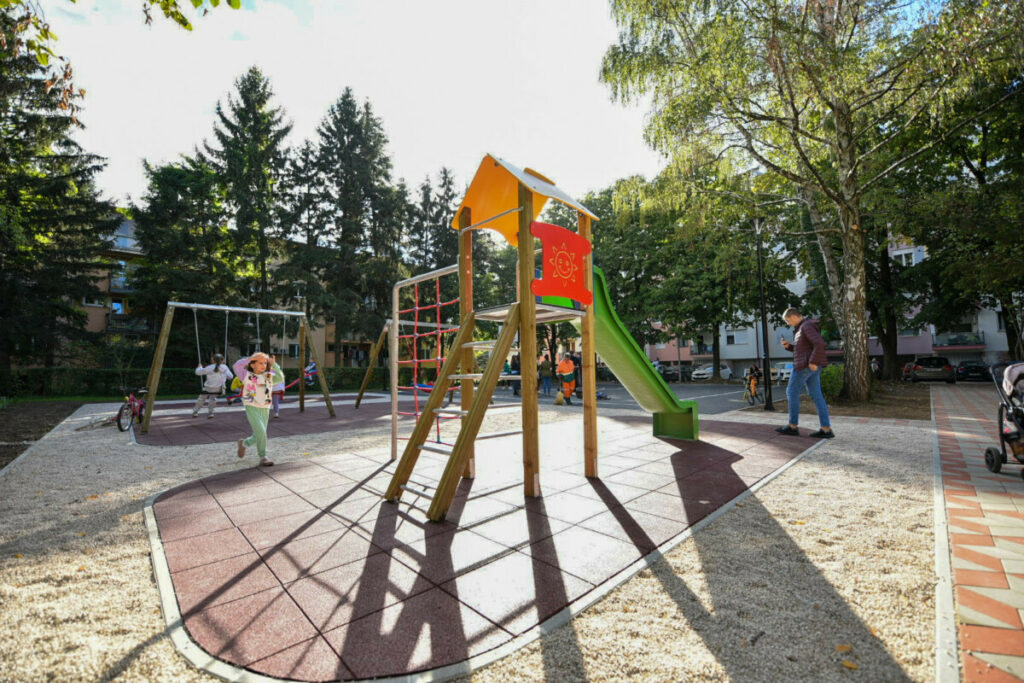 РАДОСТ ЗА НАЈМЛАЂЕ: Бањалучко насеље Центар добило ново игралиште