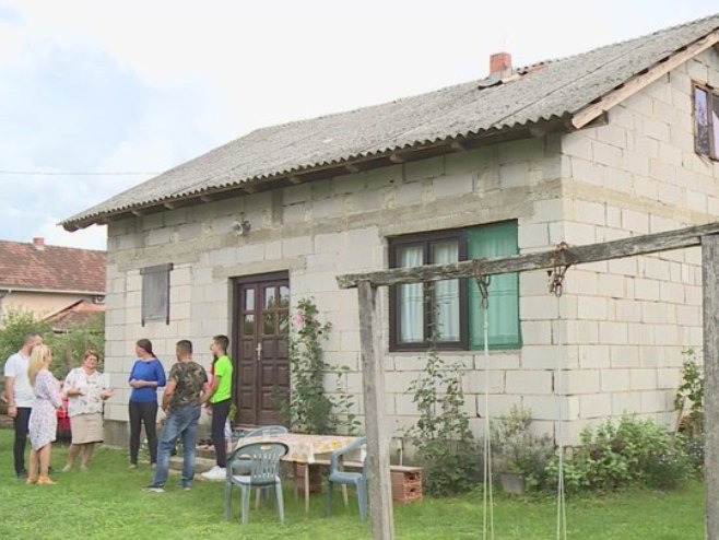 ДОДИК ПОМАЖЕ ИЗГРАДЊУ: Три породице из Козарске Дубице добијају нове домове
