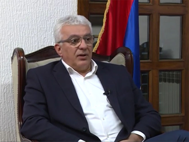 SMETA IM TROBOJKA: Opozicija u Crnoj Gori bi da „goni“ Mandića zbog isticanja srpske zastave