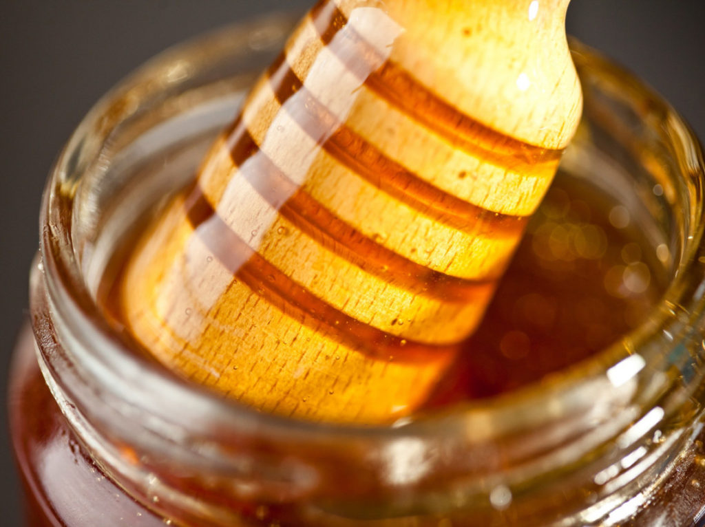 НУТРИЦИОНИСТИ ОТКРИЛИ: Зашто је добро јести мед сваки дан?