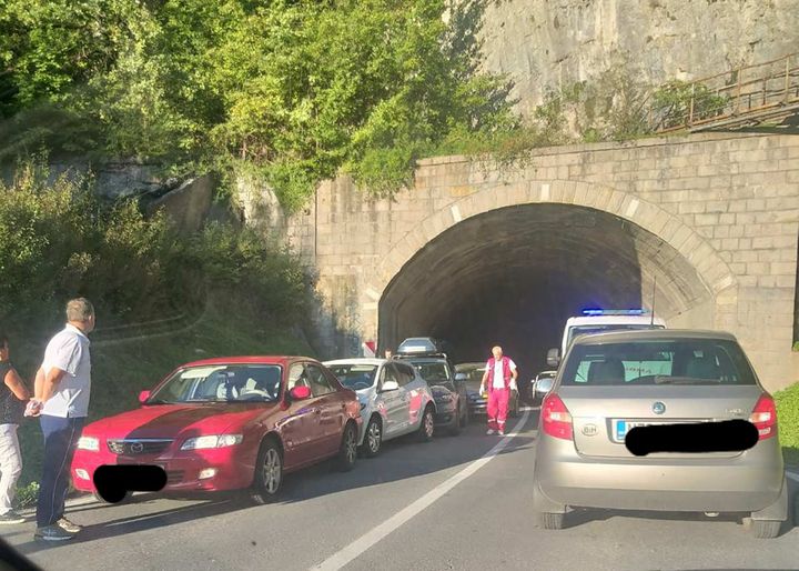 SAOBRAĆAJNA NESREĆA NA ULAZU U TUNEL: Sudar četiri vozila, jedna osoba prevezena na UKC Tuzla