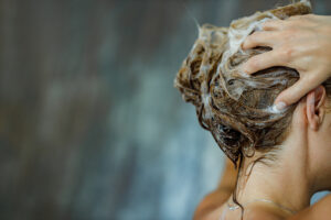 SAVRŠENA FRIZURA: Stručnjak srušio mit o pravilnom pranju kose