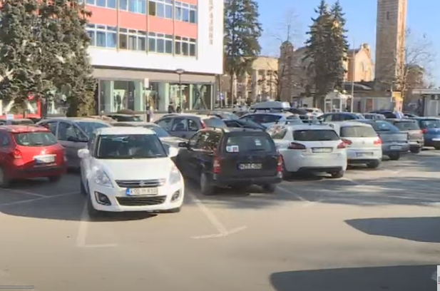 ХИТ НА ДРУШТВЕНИМ МРЕЖАМА: Мушкарац смислио оригиналан начин да сачува паркинг (ФОТО)
